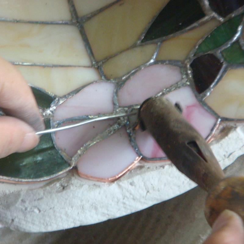 la saldatura artigianale del mosaico a vetro dei paralumi in stile Tiffany