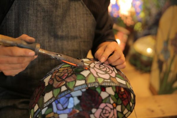 Lampade Tiffany: vere opere d’arte che nascono da centinaia di ore di lavoro manuale
