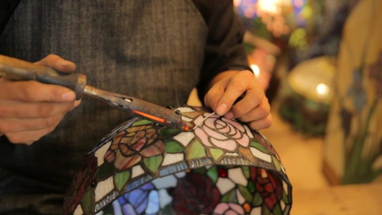 La realizzazione artigianale di ogni singola lampada stile Tiffany di Arte dal Mondo