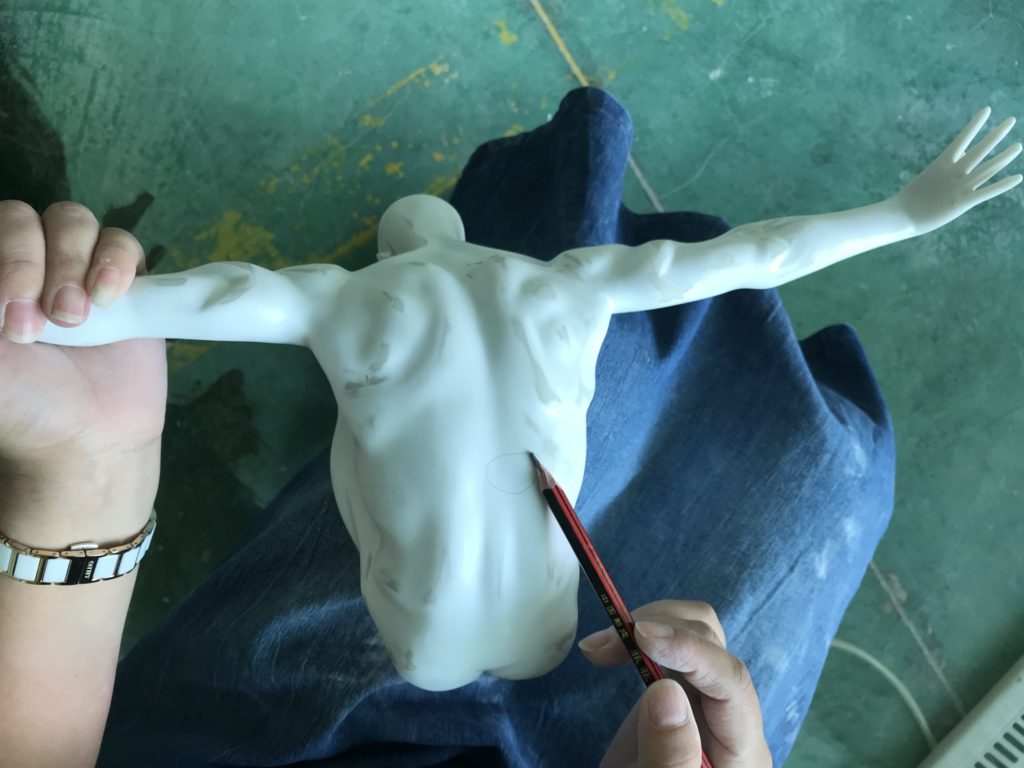 Controllo della statua in resina prima dell'applicazione dello strato di colore desiderato