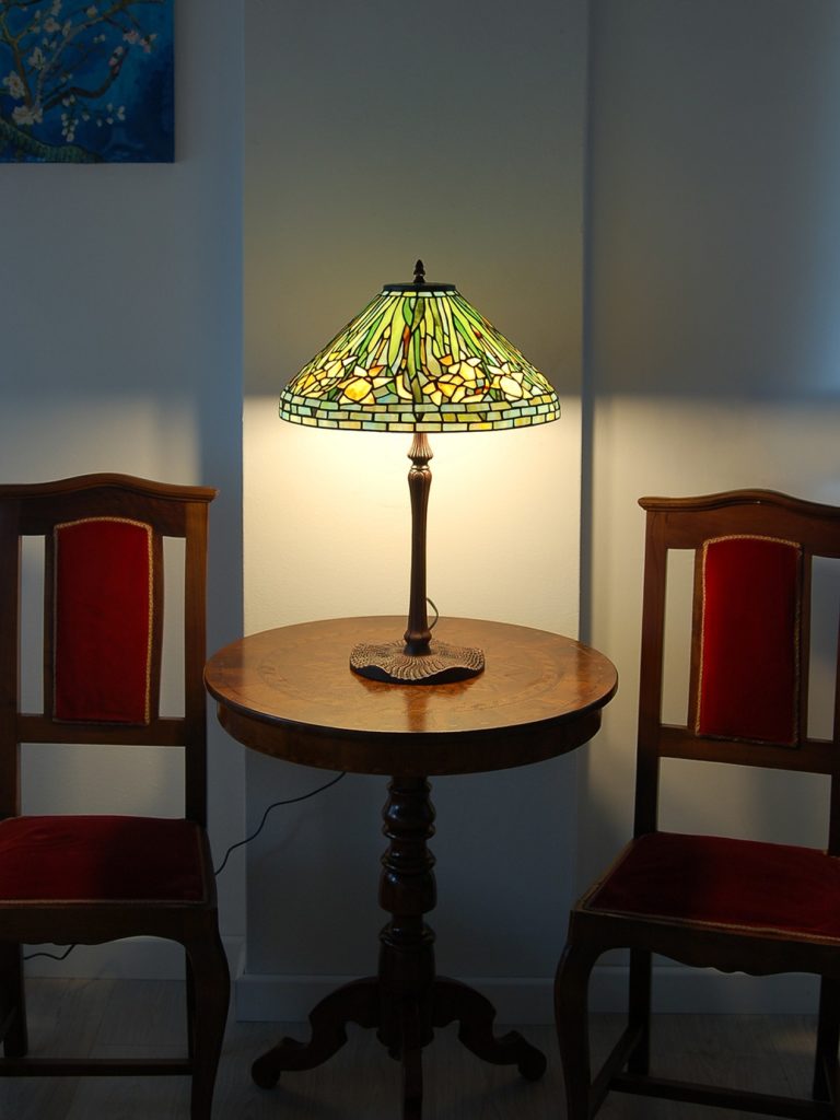 Lampada da tavolo con paralume in vetro realizzato con lavorazione Tiffany 
