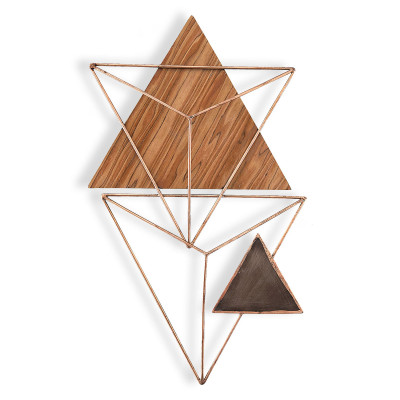 Composizione 3D da parete con triangoli di metallo e legno