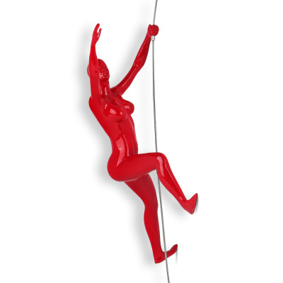 Scultura in resina rossa raffigurante una donna che scala