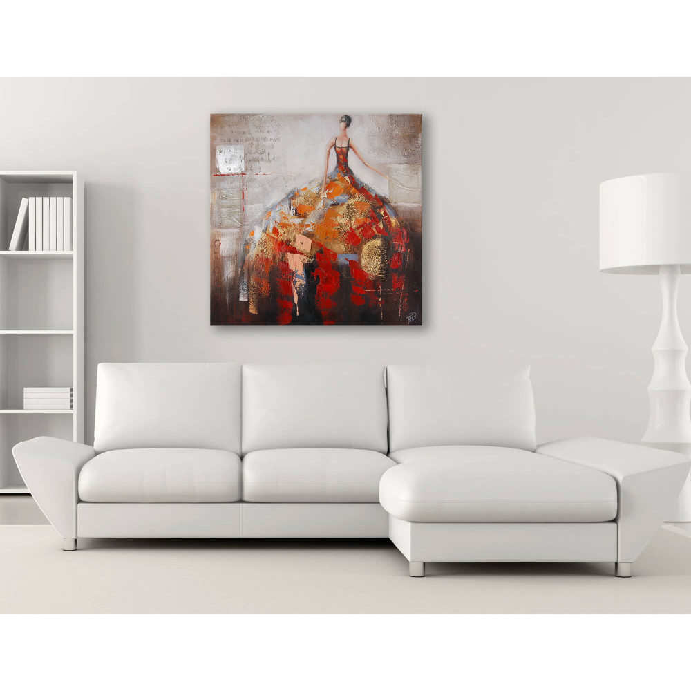 Quadro dipinto a mano ritraente donna con vestito molto vaporoso nei toni del rosso e dell'arancione su telaio estetico alto posizionato in salotto con divano bianco