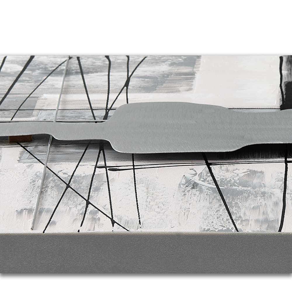 Dettaglio di quadro materico astratto con lamina metallica sovrapposta alla tela su telaio estetico in legno