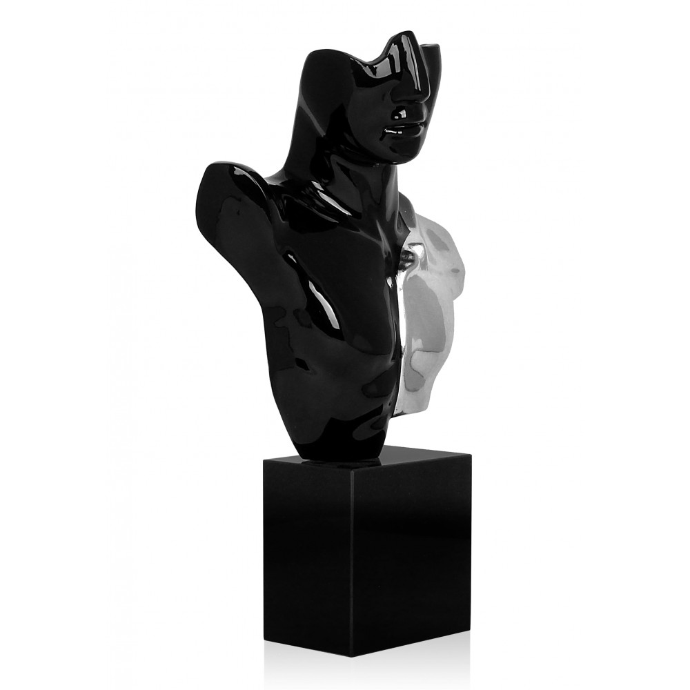 Statuetta figurativa in resina con soggetto guerriero con armatura argentea su metà torace