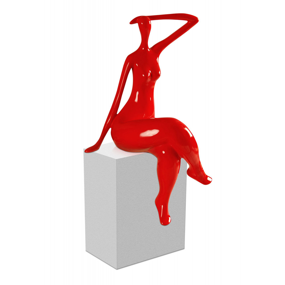 Scultura moderna con figura femminile in posa da pin up con rivestimento rosso