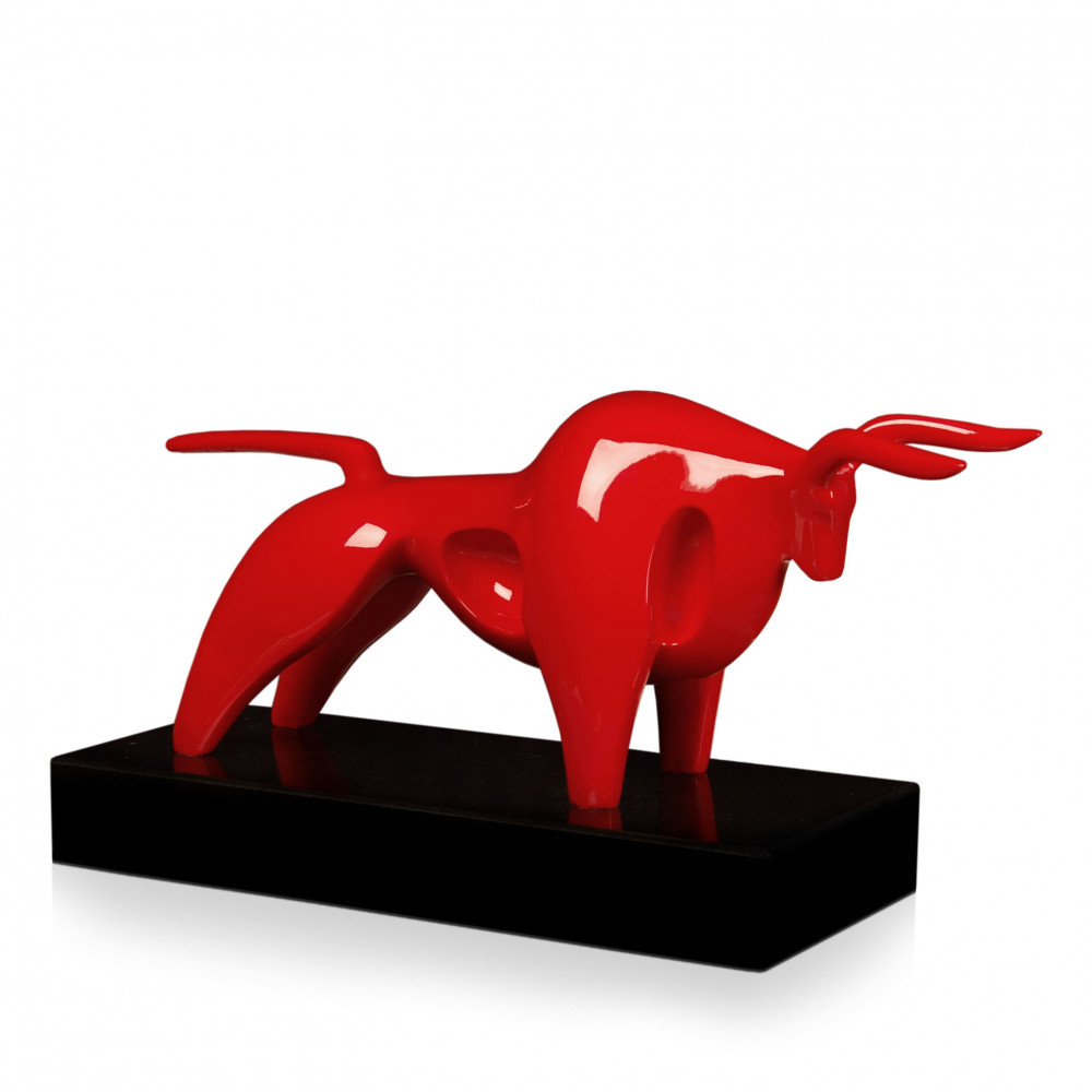 Statuetta moderna in resina raffigurante un toro con rivestimento rosso laccato