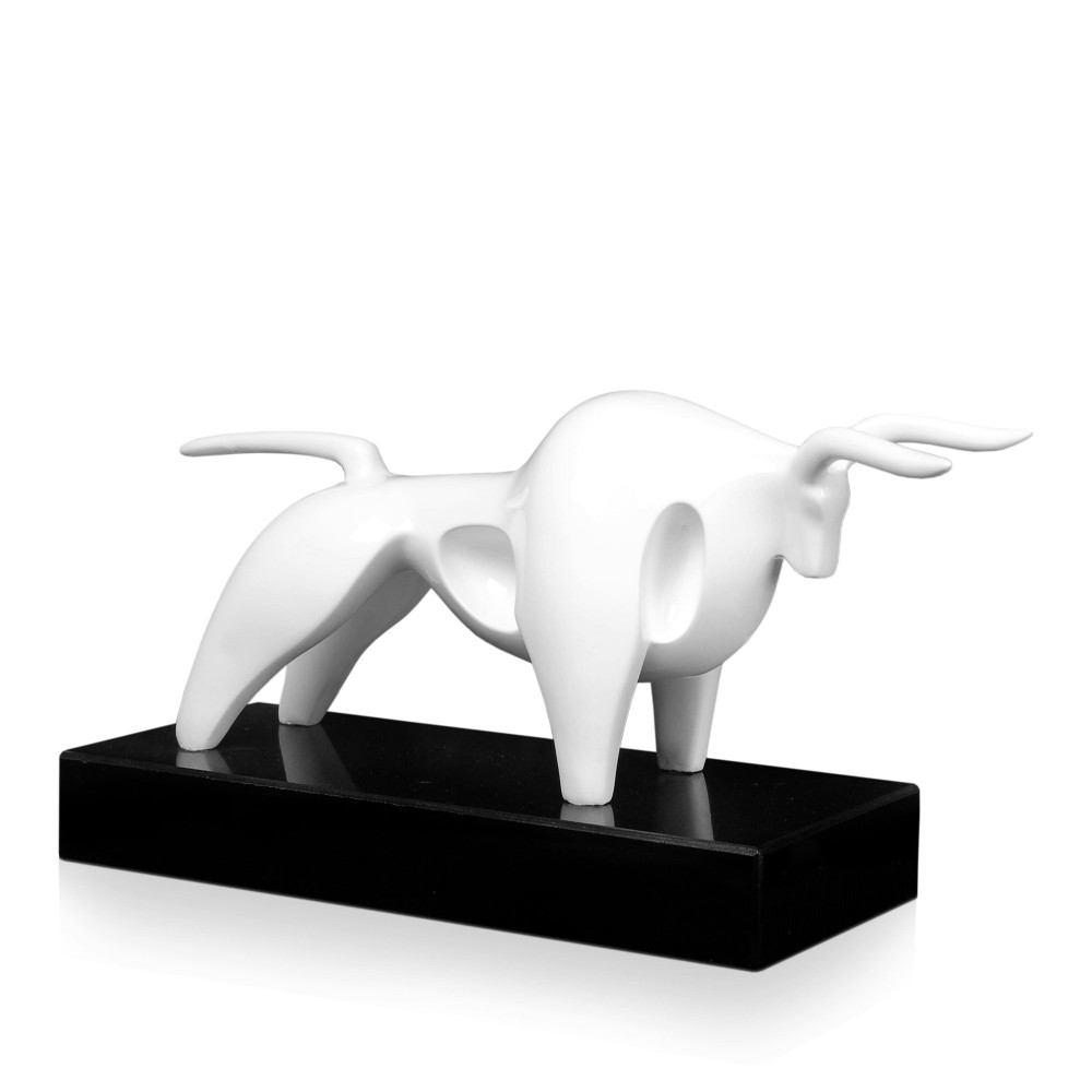 Statuetta moderna realizzata in resina raffigurante un toro bianco stilizzato