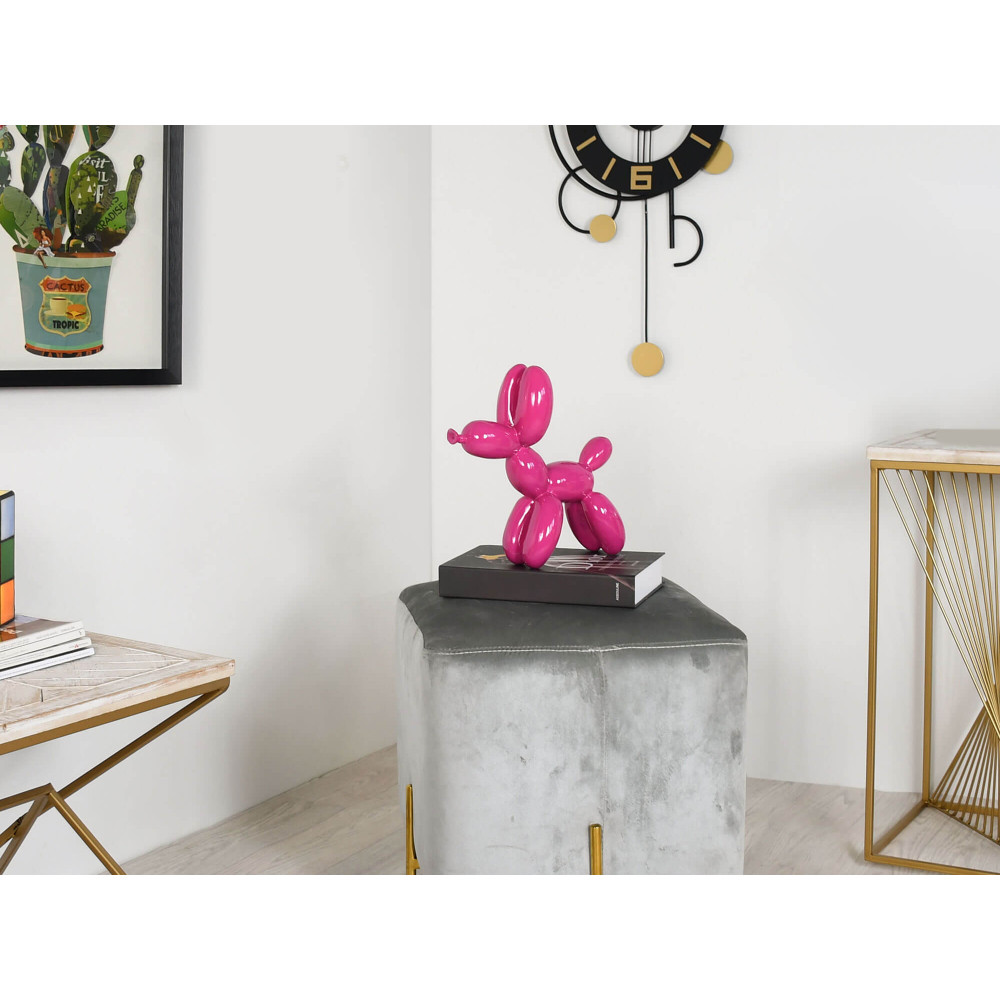 Interno living arredato con elementi moderni e valorizzato con la scultura a forma di cane in stile Pop Art