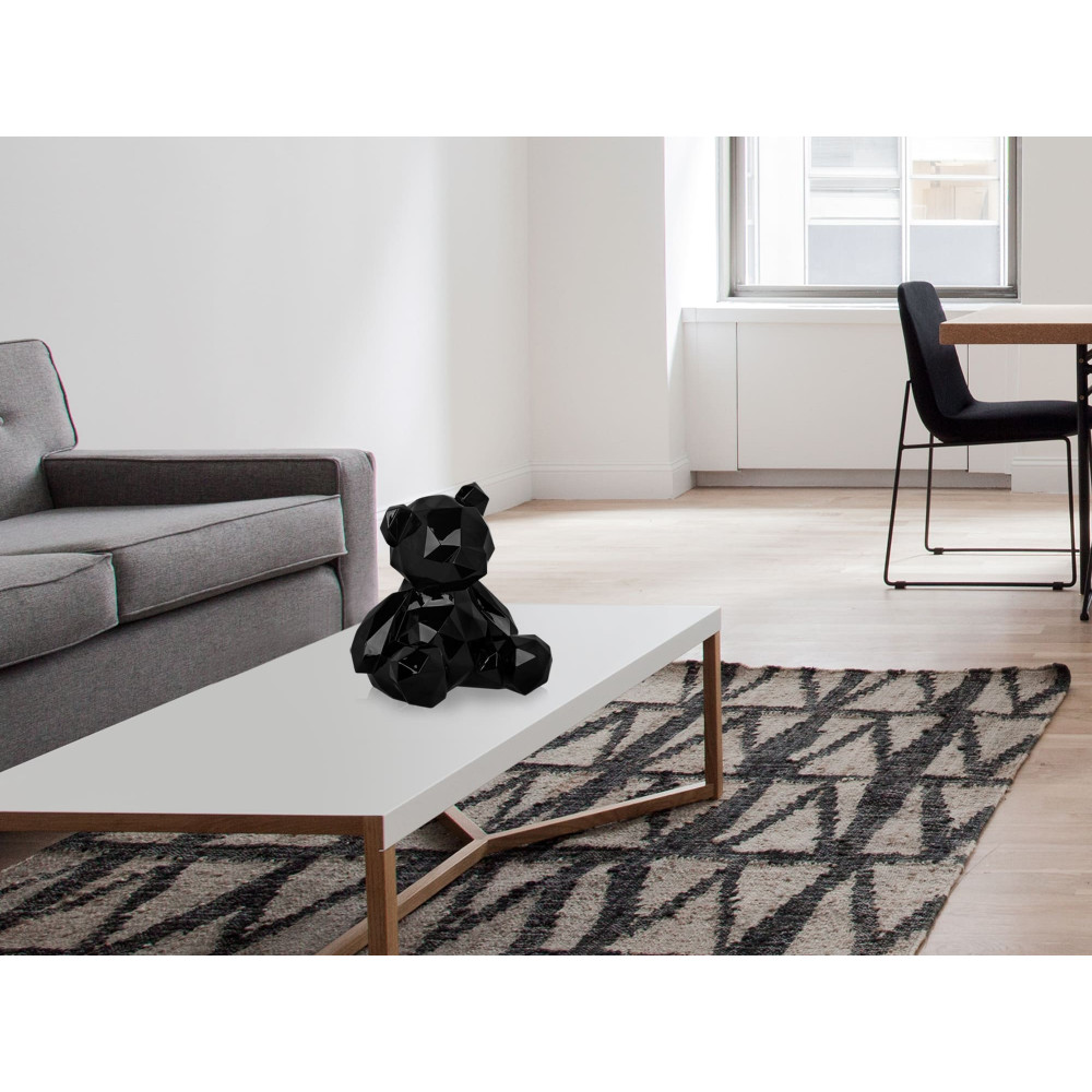 Ambiente living decorato con scultura raffigurante un orsetto di pezza con superficie nera sfaccettata