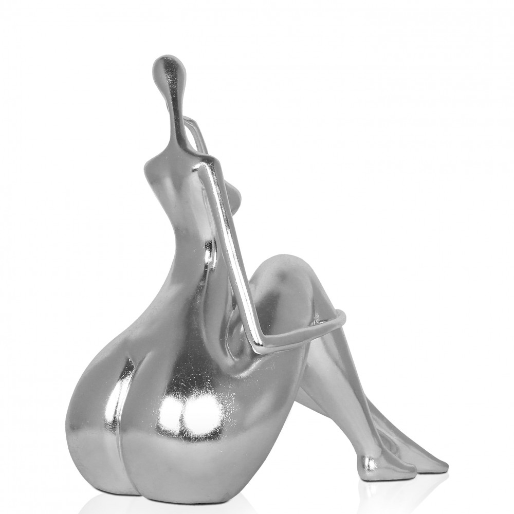 Vista posteriore di scultura in resina rappresentante una donna seduta che porta mano al volto rivestita con foglia argento