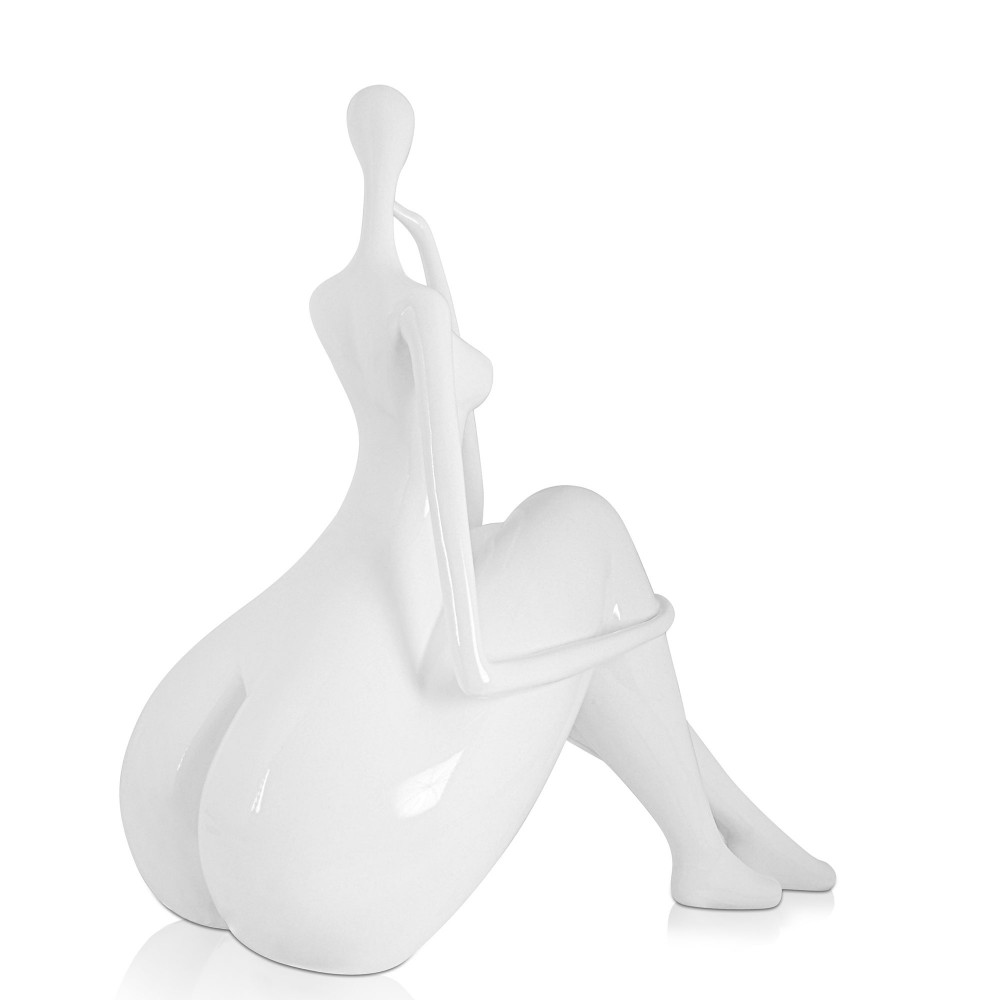 Vista posteriore di una scultura figurativa rappresentante una donna seduta assorta nei suoi pensieri