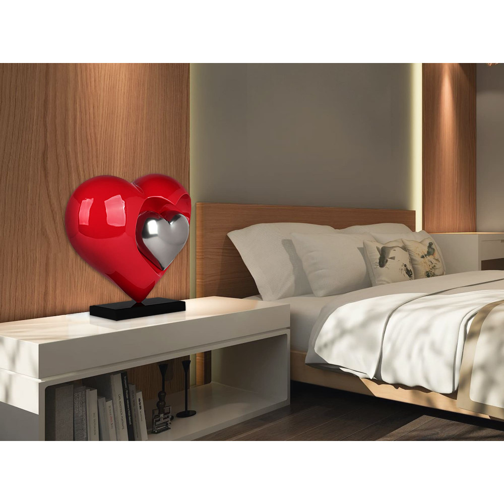 Camera da letto con mobiletto arredato con scultura in resina raffigurante cuori concentrici