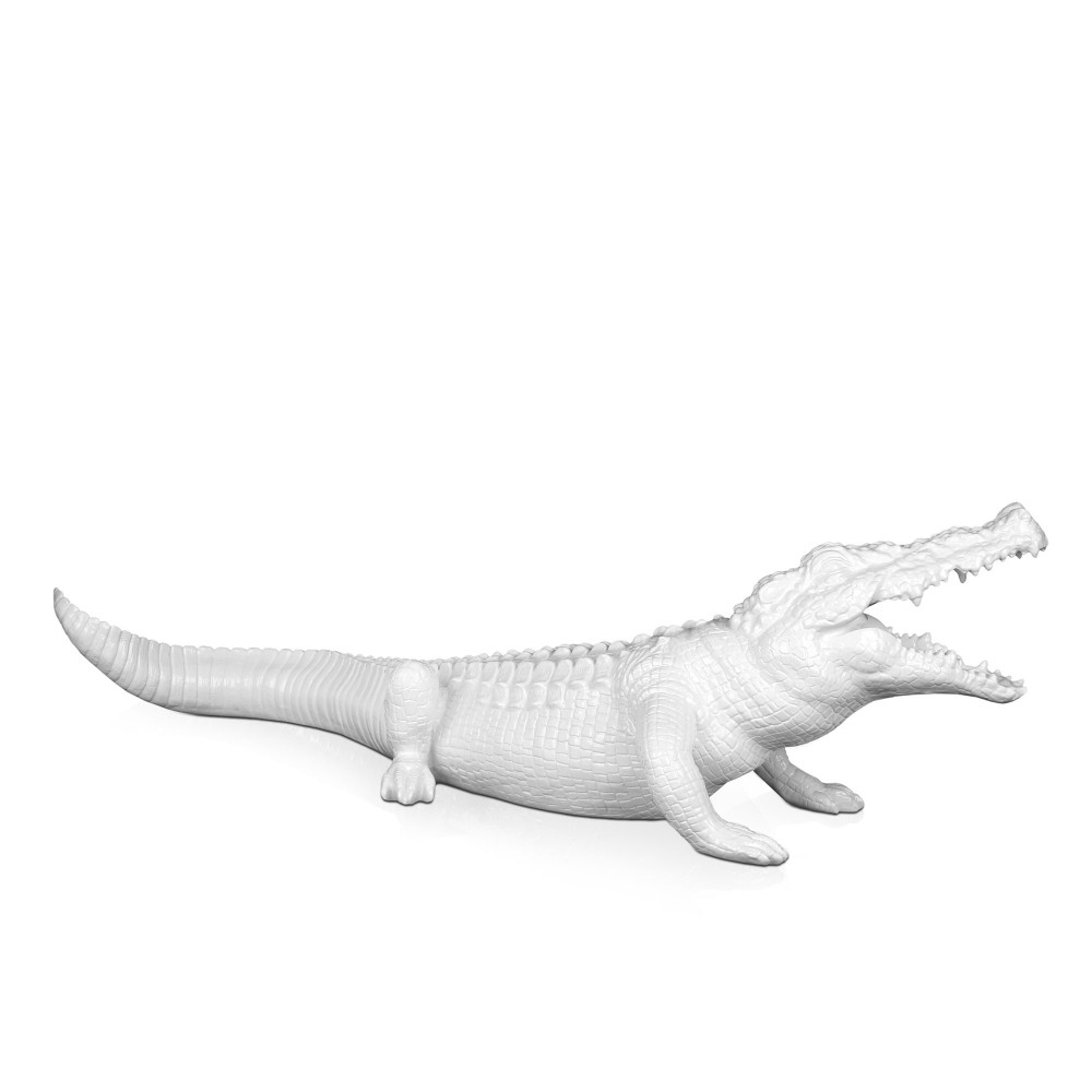 Scultura in resina bianca di un coccodrillo con la bocca aperta
