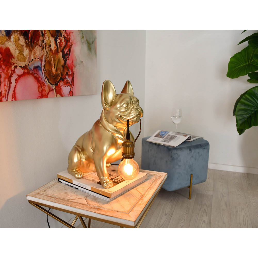 Lampada scultura in resina a forma di cane bulldog francese posta su tavolino oro soggiorno