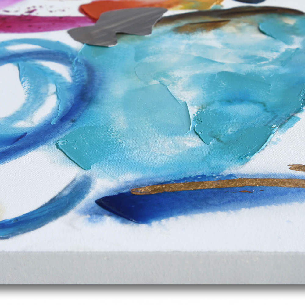 Dettaglio di dipinto materico su telaio estetico con pennellate azzurre a rilievo e inserto in metallo