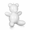 Complemento di arredo ispirato ad un palloncino a forma di orsetto con rivestimento bianco