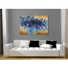 Dipinto materico astratto blu e oro appeso su parete grigia in ambiente living con divano bianco