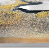 Dettaglio decorazioni in rilievo e sabbia del quadro materico con colori chiari
