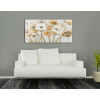 Quadro materico raffigurante un gruppo di fiori bianchi e beige appeso su parete grigia con divano bianco