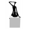 statuetta nera che raffigura una donna con le gambe accavallate e un braccio dietro la testa