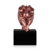 statuetta di resina bronzo effetto metallo con un uomo accovacciato con le braccia in avanti e la testa tra le braccia