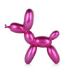 Profilo di una statuetta moderna in resina metallizzata rosa a forma di cane palloncino