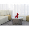 Ambiente living in stile contemporaneo arricchito con scultura di piccolo cane palloncino rosso seduto