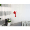 Ambiente living con parete arredata con busto in resina rosso laccata di corritrice