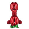 Vista frontale di statuetta in resina ispirata a cane palloncino rosso con osso palloncino verde
