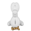 Vista frontale di statuetta a forma di cane palloncino bianco laccato con osso dorato effetto metallizzato