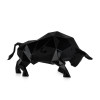 Scultura che ritrare un toro in forma astratta e sfaccettata nero