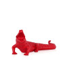 scultura rossa in resina a forma di coccodrillo