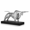 Scultura in resina Potenza effetto metallo color grigio chiaro raffigurante un toro