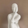D7028PW - Pensatrice statua in resina bianco
