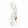 Piccola scultura in resina di pappagallo con piume bianco e oro su ramo fiorito