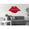 Ambiente living moderno con divano grigio valorizzato con quadro in metallo Labbra rosse appeso a parete