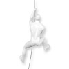Profilo posteriore di statua raffigurante un uomo che si arrampica tenendosi aggrappato a una corda di metallo