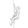 Profilo laterale di scultura bianca laccata di un uomo in arrampicata
