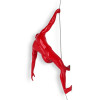 Profilo di scalatore rosso laccato laccata che si arrampica sulla parete
