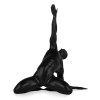 Scultura figurativa in resina nera raffigurante uomo in ginocchio che solleva un braccio al cielo