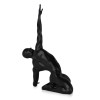 Profilo laterale di statuetta moderna nera realizzata a mano con uomo seduto su talloni che rivolge invocazione al cielo