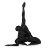 Vista posteriore di scultura nera rappresentante figura maschile in ginocchio con muscoli della schiena in evidenza