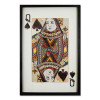 Collage tridimensionale con soggetto la carta da poker della regina di picche realizzata con ritagli variopinti