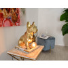 Lampada scultura in resina a forma di cane bulldog francese posta su tavolino oro soggiorno
