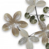 dettaglio quadro in metallo che raffigura una composizione floreale argento e verde
