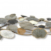 Dettaglio di scultura ninfee stilizzate in metallo con foglie traforate