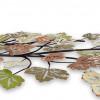 dettaglio quadro in metallo che raffigura un ramo d'albero con foglie dai colori autunnali