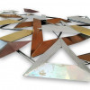 Dettaglio di composizione da parete con triangoli metallici tridimensionali
